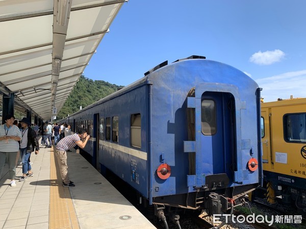 ▲▼南國漫讀節／每日僅1班藍皮火車打造成「列車上的書店」。詩人馬翊航、許含光一起帶隊，跟讀者一起在列車上讀詩、聽歌。（圖／記者林育綾攝）