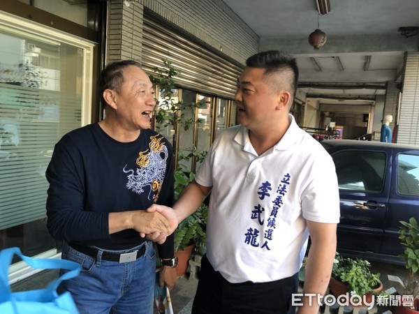 ▲國民黨台南市第二選區立法委員參選人李武龍，在台南市麻豆菜市場掃街拜票，所到之處獲得支持者的熱烈回應。（圖／記者林悅翻攝，下同）