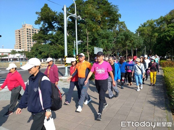 ▲台南新樓醫院與衛國社區發展協會合辦『打造健康.幸福就來-健走嘉年華』，獲得民眾及醫院員工熱烈參與，共約700多人參加。（圖／記者林悅翻攝，下同）