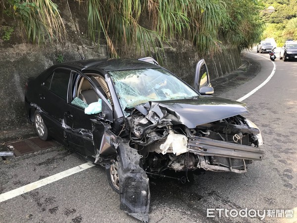 ▲▼新北市萬里，自小客失控撞遊覽車。（圖／記者郭世賢攝）