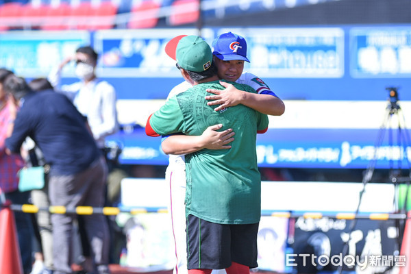 ▲12強棒球賽複賽，中華隊胡智為和墨西哥隊友擁抱。（圖／記者林敬旻攝）