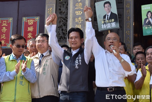 ▲行政院長蘇貞昌南下替立委林俊憲輔選，前往台南南區鹽埕天后宮與鹽埕北極殿參拜，蘇貞昌力薦林俊憲是強棒出擊。（圖／記者林悅翻攝，下同）