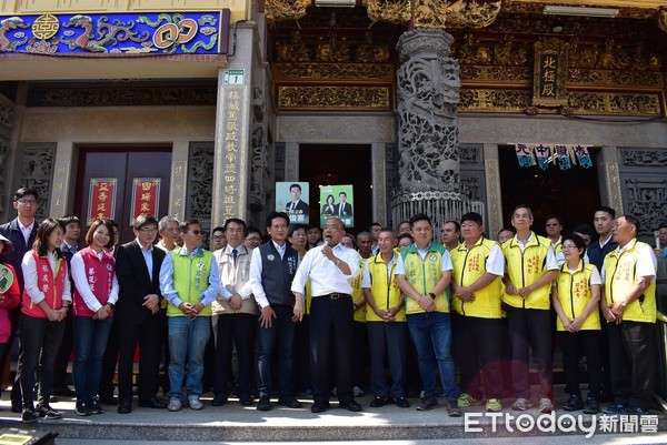 ▲行政院長蘇貞昌南下替立委林俊憲輔選，前往台南南區鹽埕天后宮與鹽埕北極殿參拜，蘇貞昌力薦林俊憲是強棒出擊。（圖／記者林悅翻攝，下同）