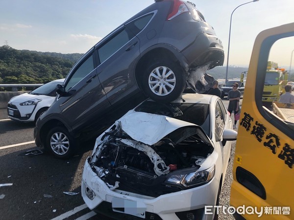 ▲▼國道一號北上五楊高架路段發生車禍造成回堵。（圖／記者陳豐德翻攝）