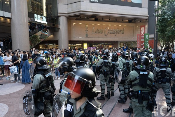 ▲香港「和你shop」活動，示威者於多個商場集合。（圖／香港01授權提供，下同）
