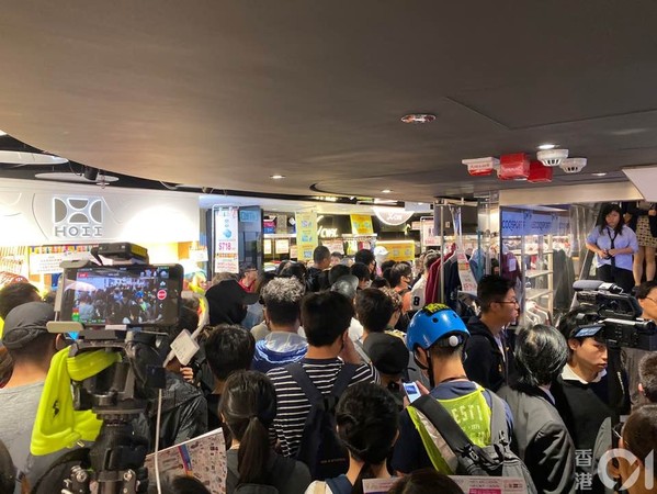 ▲香港「和你shop」活動，示威者於多個商場集合。（圖／香港01授權提供，下同）