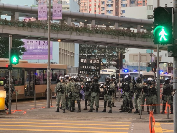 ▲香港「八區開花」示威活動，示威者破壞多間店家，再度爆發警民衝突。（圖／香港01授權提供，下同）