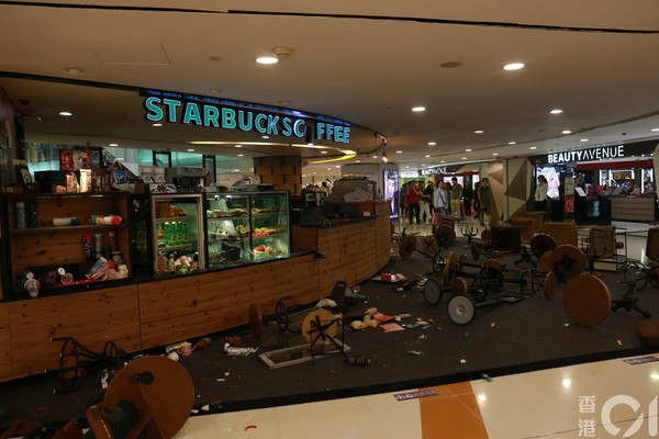 ▲香港「八區開花」示威活動，示威者破壞多間店家，再度爆發警民衝突。（圖／香港01授權提供，下同）