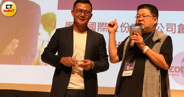 一芳水果茶創辦人柯梓凱（左）和WorkFace創辦人黃冠華。（圖／李蕙璇攝）