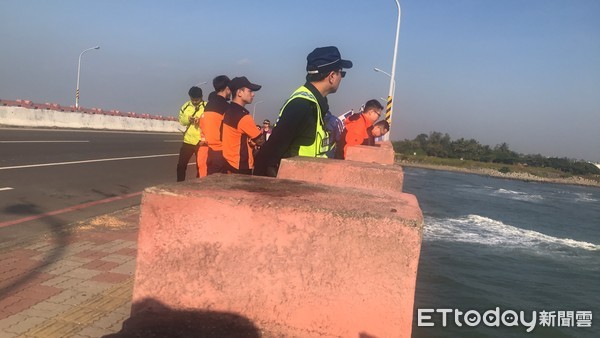 ▲▼女子墜四草大橋，民眾見狀嚇傻急報警。（圖／記者林悅翻攝）