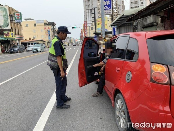 ▲屏東縣東港警分局林邊分駐所員警在艷陽下幫忙推故障汽車，路過用路人看了紛紛按讚             。（圖／記者陳崑福翻攝）