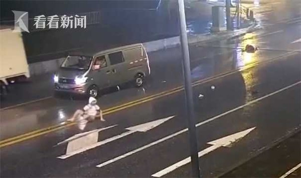 ▲▼情侶車流中吵架，女友遭撞飛身亡。（圖／翻攝自微博）