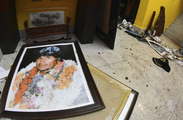 ▲▼  玻利維亞總統莫拉萊斯（Evo Morales）10日下台，位在哥查班巴（Cochabamba）私宅的肖像畫被破壞。（圖／達志影像／美聯社）