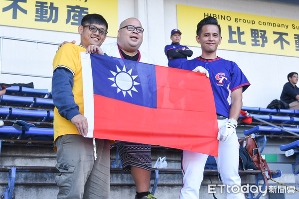 ▲12強棒球賽複賽，台灣球迷跨海替中華隊加油。（圖／記者林敬旻攝）