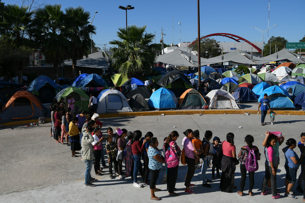 ▲▼大批中美洲難民在墨西哥邊界紮營等待美國庇護申請通過。（圖／路透）