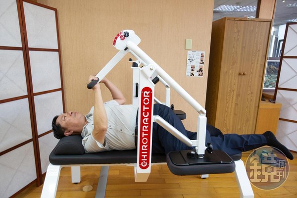 公司裡放置一台可以扭腰、放鬆身體的機器供員工使用，另外也規劃健身房空間。