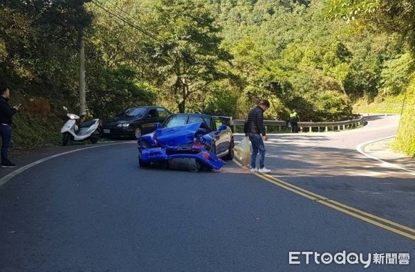 ▲▼葉男駕駛Honda S2000跑車，行經北宜公路不慎打滑自撞山壁             。（圖／記者陳以昇翻攝）