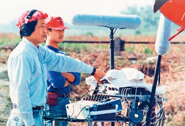 1992年湯湘竹（右）跟著師父杜篤之（左）在福建拍攝《戲夢人生》。（湯湘竹提供）