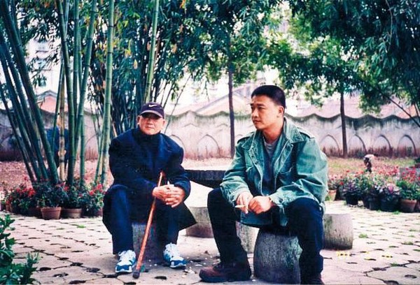 紀錄片《山有多高》中，湯湘竹（右）透過鏡頭呈現老兵父親（左）的鄉愁。（湯湘竹提供）