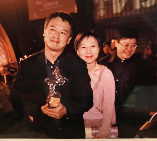《山有多高》獲金馬獎最佳紀錄片，湯湘竹（左起）與妻子蔡芳如、製片葉如芬同享榮耀。（湯湘竹提供）
