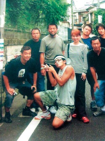 2002年湯湘竹（右三）與導演侯孝賢（左二）、攝影師李屏賓（左三）在東京拍攝《珈琲時光》。（湯湘竹提供）