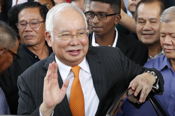 ▲馬來西亞前首相納吉（Najib Razak）涉嫌貪汙，離開吉隆坡的法院。（圖／達志影像／美聯社）