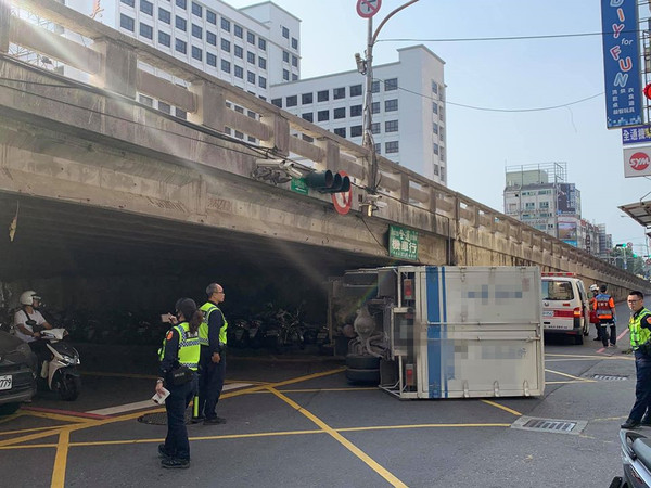 ▲台南市永康區中華路奇美陸橋下，發生大貨車自撞橋下水泥橋墩翻車事件，台南市警永康分局據報，派員前往蒐證勘查，並管制交通。（圖／翻攝自臉書台南諸事會社，下同）