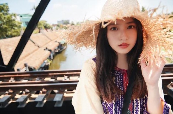 今田美櫻遠赴泰國取景拍攝寫真集，頭戴草帽青春洋溢。（翻攝自推特）