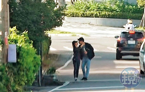 攬入懷：愛意藏不住！劉男在頭城路邊直接熊抱起學姐激吻，接著還「倒退嚕」邊走邊親，熱吻長達20秒。