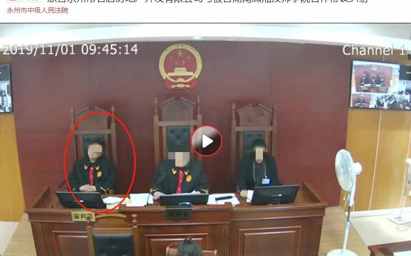 ▲湖南永州法官（左一）開庭時睡覺。（圖／翻攝自《新京報》）