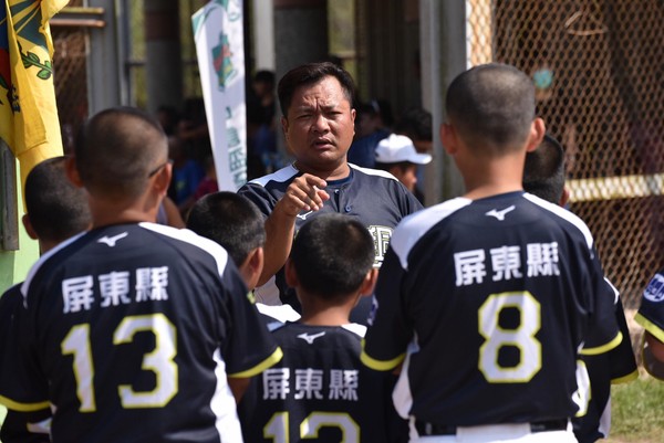 ▲屏東復興教練陳啟民表示棒球隊兼顧練球、課業和生活。（圖／中信慈善基金會提供）