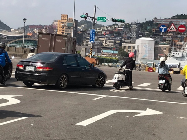 ▲ 轎車行駛左轉車道卻急切右轉 女騎士遭擦撞...用手怒拍引擎蓋洩憤。（圖／民眾提供）