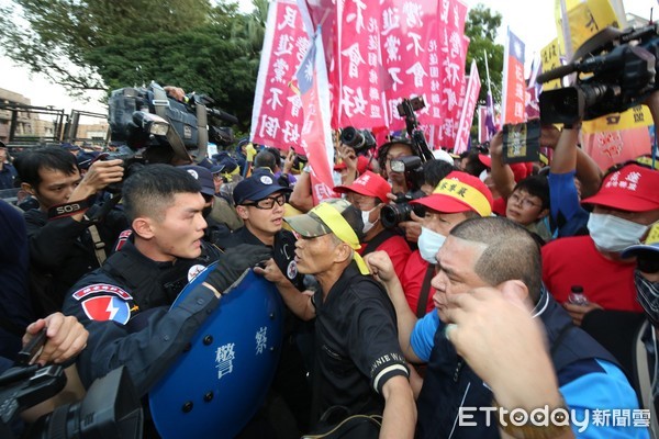 ▲▼退警總會行政院外衝撞畫面。（圖／記者屠惠剛攝）