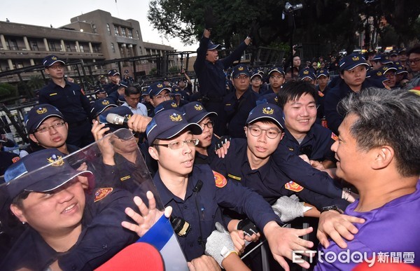 ▲▼退警總會前往地方法院抗議。（圖／記者李毓康攝）