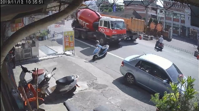 彰化混凝土車撞砂石車「跑出影分身」　監視器畫面曝真相。（圖／東森新聞）