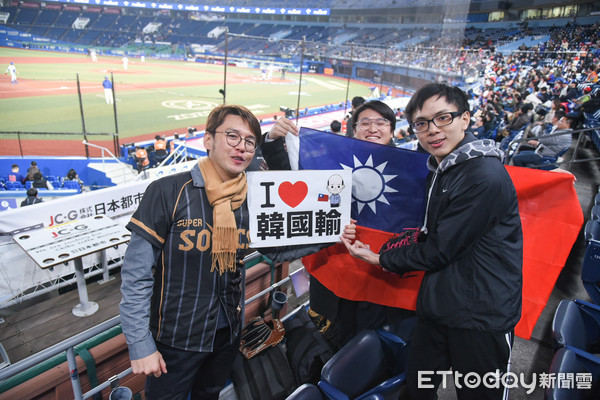 ▲12強棒球賽複賽，中華隊球迷高舉「我愛韓國輸」。（圖／記者林敬旻攝）