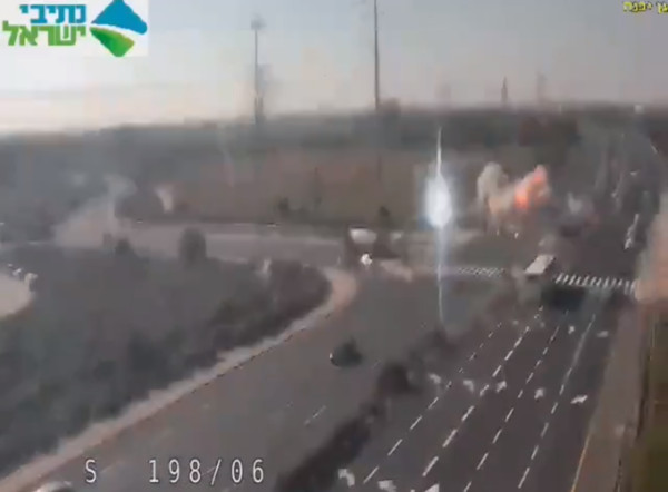 ▲▼加薩火箭彈轟炸以色列公路。（圖／翻攝自以色列國防軍推特）