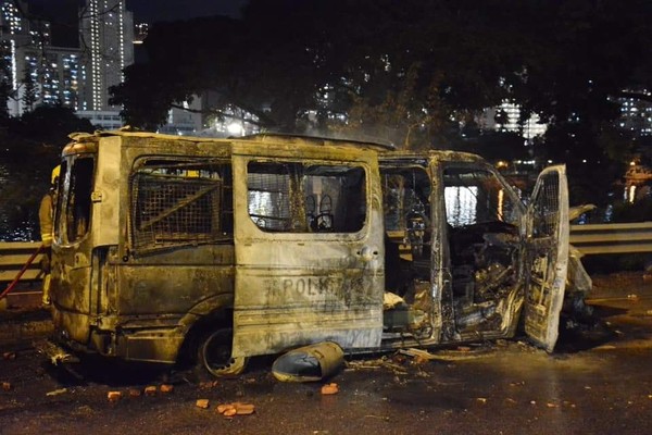 ▲▼香港警車遭焚毀。（圖／翻攝自臉書／巴打絲打 Facebook Club）