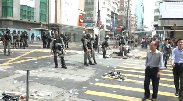 ▲▼香港多區路面出現磚頭等路障，員警也到場戒備。（圖／翻攝自香港電台視像新聞）