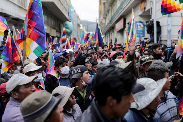 ▲玻利維亞前總統莫拉萊斯出逃墨國後，其支持者在行政首都拉巴斯（La Paz）爆發示威。（圖／路透）