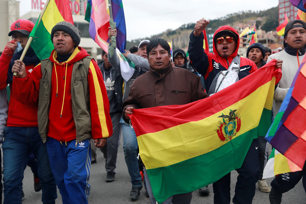 ▲玻利維亞前總統莫拉萊斯出逃墨國後，其支持者在行政首都拉巴斯（La Paz）爆發示威。（圖／路透）