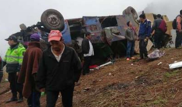 ▲▼祕魯一輛巴士墜入山谷。（圖／翻攝自／PERÚ ALERTA）