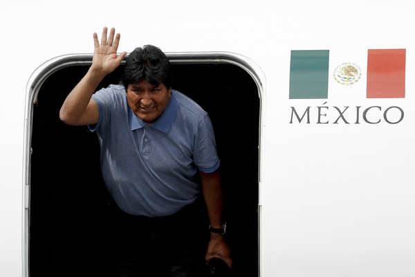 ▲玻利維亞總統莫拉萊斯飛抵墨西哥城後，下機時向大家揮手致意。(圖／達志影像／美聯社）
