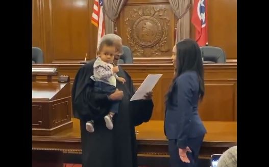 ▲▼法官邀1歲童替母親宣誓就職律師。（圖／翻攝自推特／@sarahfor5）