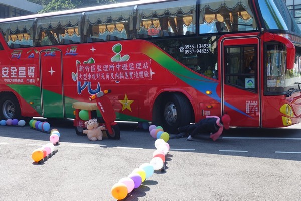 ▲大客車開進校園，讓中原學子體驗「內輪差」。（圖／中原提供）