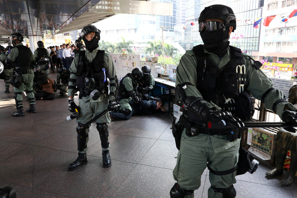 香港24日區議會選舉加強保安！　每站派駐2名「全副防暴裝」警員 | ET