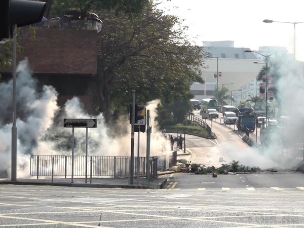 ▲▼防暴警察向理工大學方向的馬路施放多枚催淚彈。（圖／翻攝自香港電台）