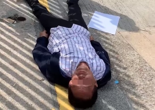 ▲香港一名清潔工疑被磚塊砸中頭部，腦幹死亡在醫院治療中。（圖／翻攝自網路）