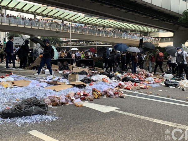 ▲中環發生「私了」事件後，大批防暴警到場。（圖／香港01授權提供，下同）