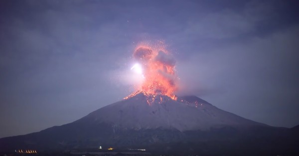 ▲▼日本九州鹿兒島縣的櫻島火山噴發。（圖／翻攝自YouTube／T N）